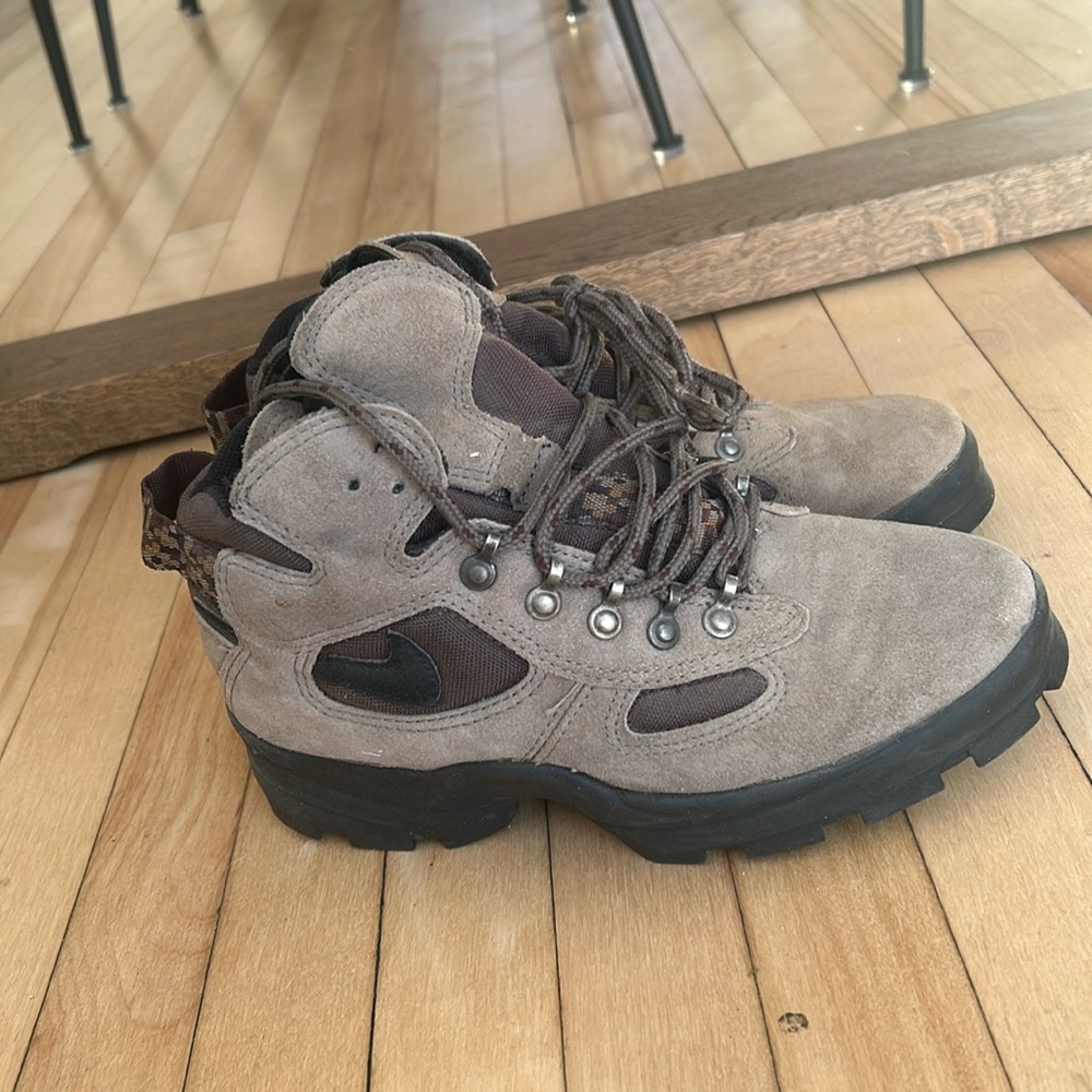 Vintage Nike mountain boots